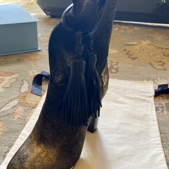 Lanvin Boots new never worn . Gold shimmer, black tassels. - Picture 8 of 14